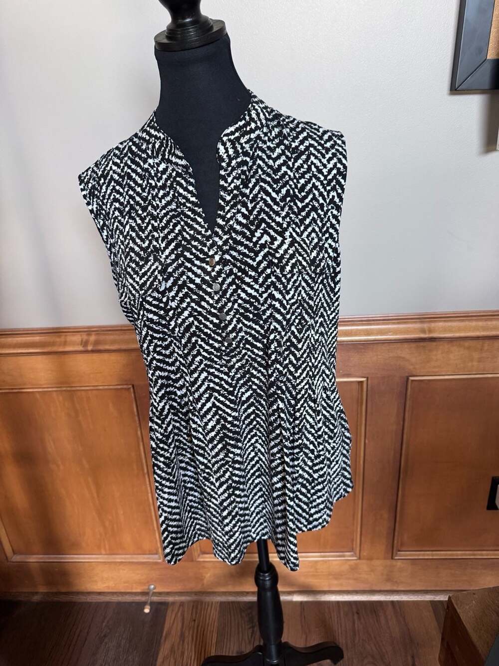 Roz & Ali Women's Black and White Chevron Sleeveless Blouse Top Size L